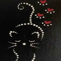 Bočica mirisnog ulja Pure Happiness uz prirodne elemente poput čempresa, sandalovine i cvijeća – vizual koji odražava toplinu, eleganciju i bogatstvo mirisne kompozicije.